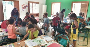 El Ayuntamiento favorece la lectura, escritura y expresión oral entre los niños con jornadas impartidas en distintas localidades del municipio.