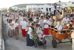 Alta participación, notable presencia de niños y jóvenes, música y baile destacan en el recorrido peregrino al encuentro con la Virgen de Remedios.