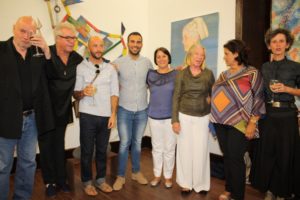 Cinco artistas afincados en el pueblo salinero exhiben una selección de sus obras en la Casa de la Cultura sureña. La exposición  puede visitarse hasta el 30 de octubre.