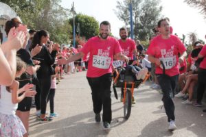 El Ayuntamiento invita a participar en la sexta edición de la Carrera Solidaria a favor de la asociación. La categoría absoluta es de 5 km, pero también hay distancias adaptadas a kids. 