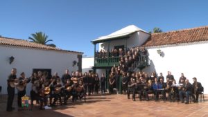 Un centenar de artistas del municipio graban el vídeo del villancico canario escrito por el poeta sureño Jaime Quesada con música de Regla Santana.